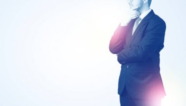 Genç işadamı ayakta durup düşünüyor