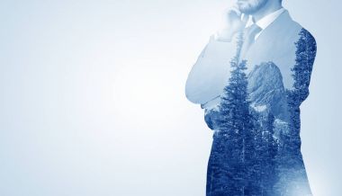 Dağ ile ayakta işadamı