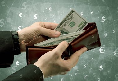İşadamı el Doları cüzdanından dışarı alır