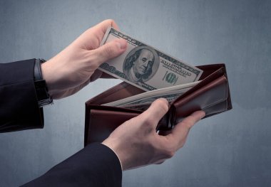 Takım elbise elinde Doları cüzdanından dışarı alır