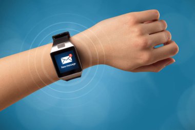 El smartwatch ve mavi arka plan ile