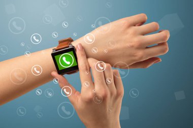El ile smartwatch ve arama simgesi