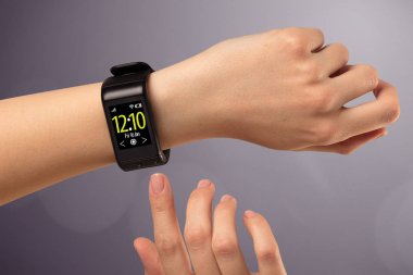 Giyen ve smartwatch basarak el