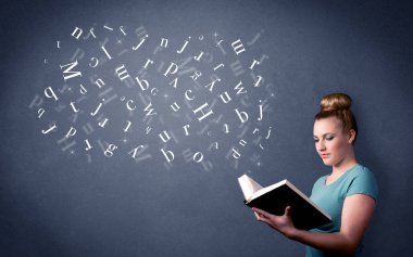 Genç Bayan kitap harfleri ile 