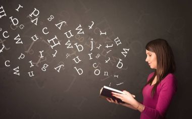 Genç Bayan kitap harfleri ile