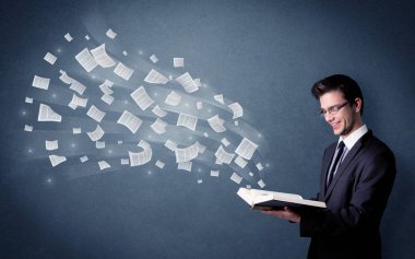 genç adam tutarak kitap 