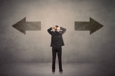 İki gr önünde duran bir karar alarak iş adamı