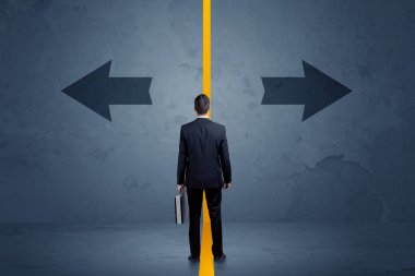 İş kişi bir çığlık tarafından ayrılmış iki seçenek arasında seçme