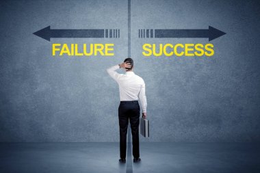 Başarı ve başarısızlık ok conce önünde duran işadamı