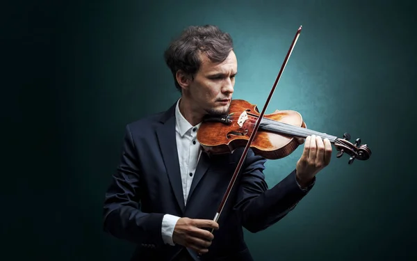 Violinista tocando no instrumento com empatia — Fotografia de Stock