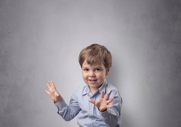 Entzückender kleiner Junge vor einer leeren Wand — Stockfoto