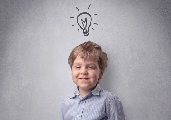 Enfant intelligent devant un mur gris dessiné — Photo