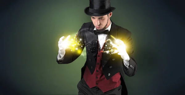 Goochelaar zijn macht over zijn hand houden — Stockfoto