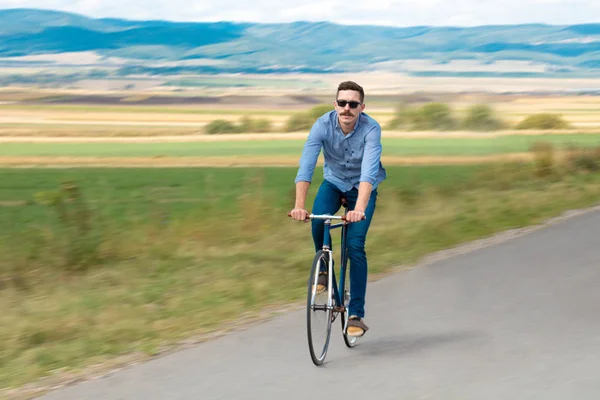 Natural young cyclist with amazing view — Stock Photo, Image