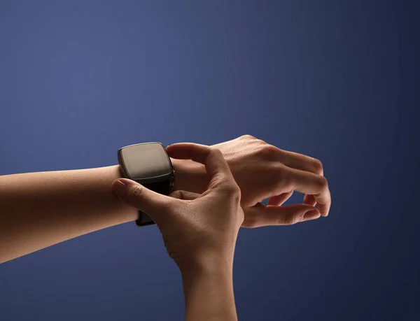 Close-up van vrouwelijke hand met balck smartwatch scherm — Stockfoto