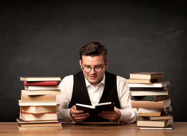 Lehrer mit Büchern — Stockfoto