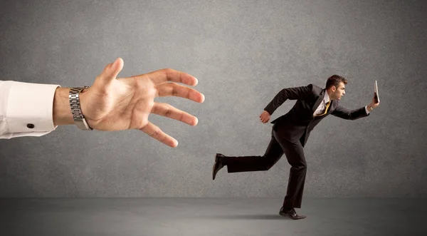 Zakenman die loopt van de hand — Stockfoto