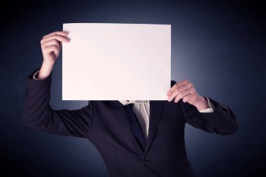 Boş kağıt tutan iş adamı