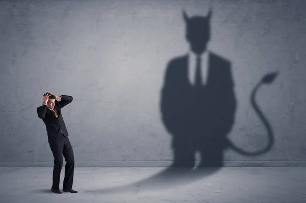 Hombre de negocios mirando su propio concepto de sombra demoníaca diablo —  Fotos de Stock