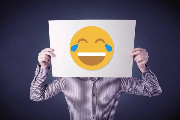 Affärsman som håller papper med skrattande smiley — Stockfoto