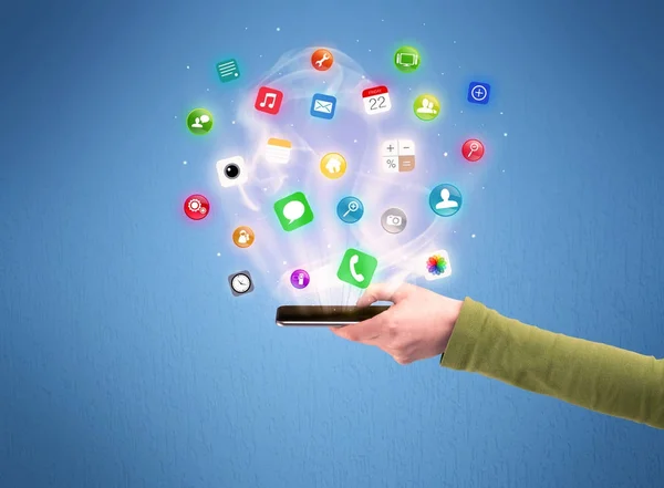 Hand som håller tablett telefon med app ikoner — Stockfoto