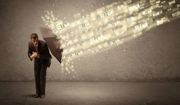 달러화 의비 개념에 대항하여 우산을 들고 있는 사업가 — 스톡 사진
