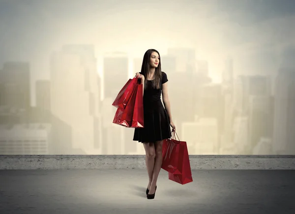 Miasto kobieta stojąca z torbami na zakupy — Zdjęcie stockowe