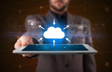 İşadamı holding tablet ile bulut simgesi