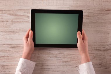 Tablet tutan eller iş