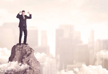 Tehlikeli cliff üzerinde emin iş adamı