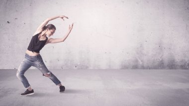 Boş geçmişi olan güzel bir şehir dansçısı.