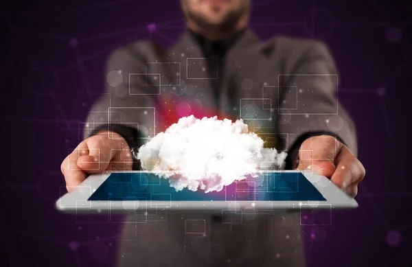 Empresário segurando tablet com gráfico em nuvem — Fotografia de Stock
