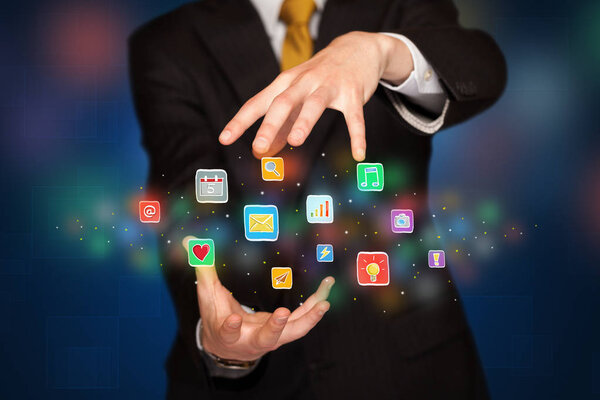 Бизнесмен с иконками приложений
 