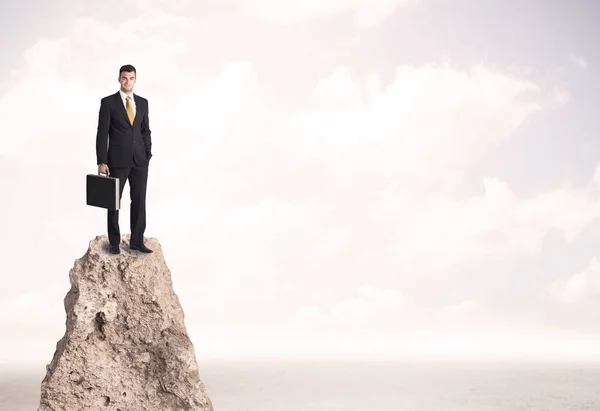 Щасливий бізнесмен стоїть на скелі — стокове фото