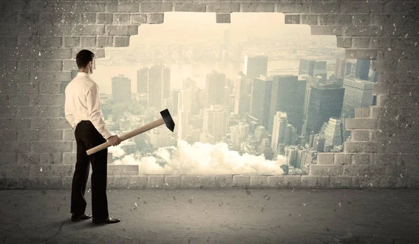 Homem de negócios batendo parede com martelo na vista da cidade — Fotografia de Stock