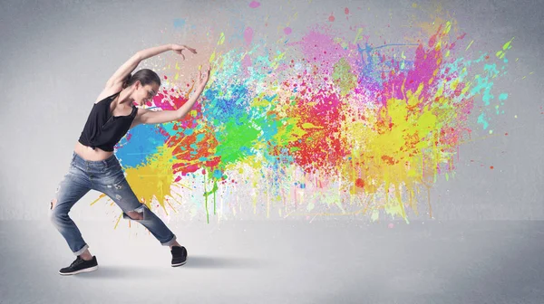 ペイントスプラッシュと若いカラフルなストリートダンサー — ストック写真