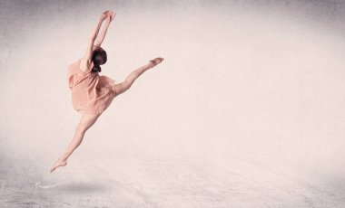 Modern balerin boş arka planla sanat atlayışı yapıyor.