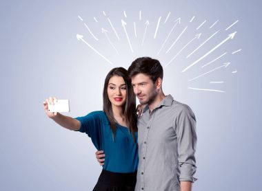 Oklarla selfie çeken sevimli bir çift.