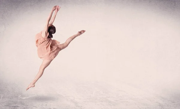 Ballerino di balletto moderno che esegue un salto d'arte con sfondo vuoto — Foto Stock