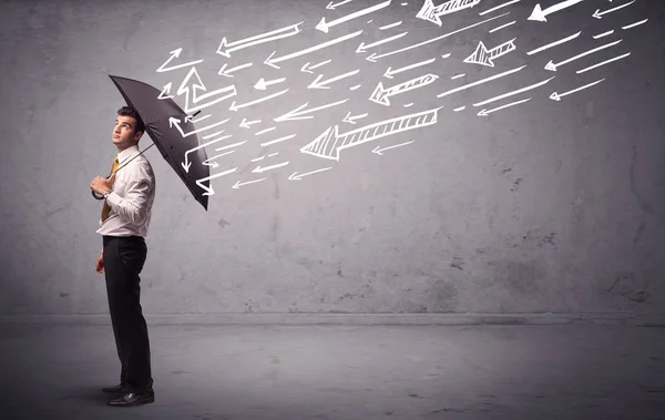 Üzletember áll esernyővel és nyilakat rajzolt neki. — Stock Fotó
