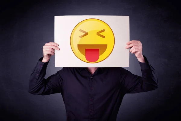 Geschäftsmann hält Papier mit Emoticon — Stockfoto