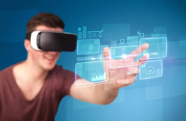 Man wearing virtual reality goggles — Stock Photo, Image