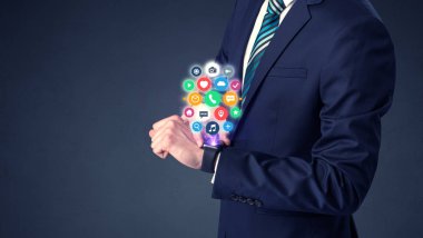 Smartwatch giyen işadamı.