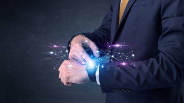 Smartwatch ağ kavramı ile.