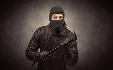 Hırsız aracı ile.