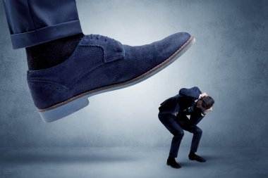 Acımasız patron onun çalışan derbeder