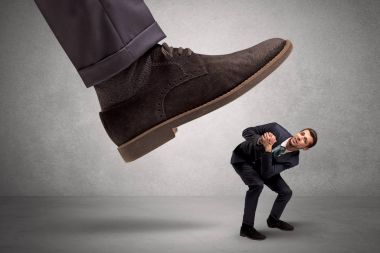 Çalışan büyük patron ayak korkuyor