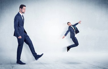 Büyük işadamı küçük iş adamı tekme