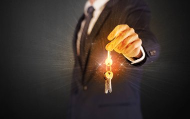 Takım elbiseli adam el tuşları