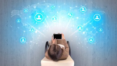 Sandalyede oturan kadın ile sosyal medya kavramı